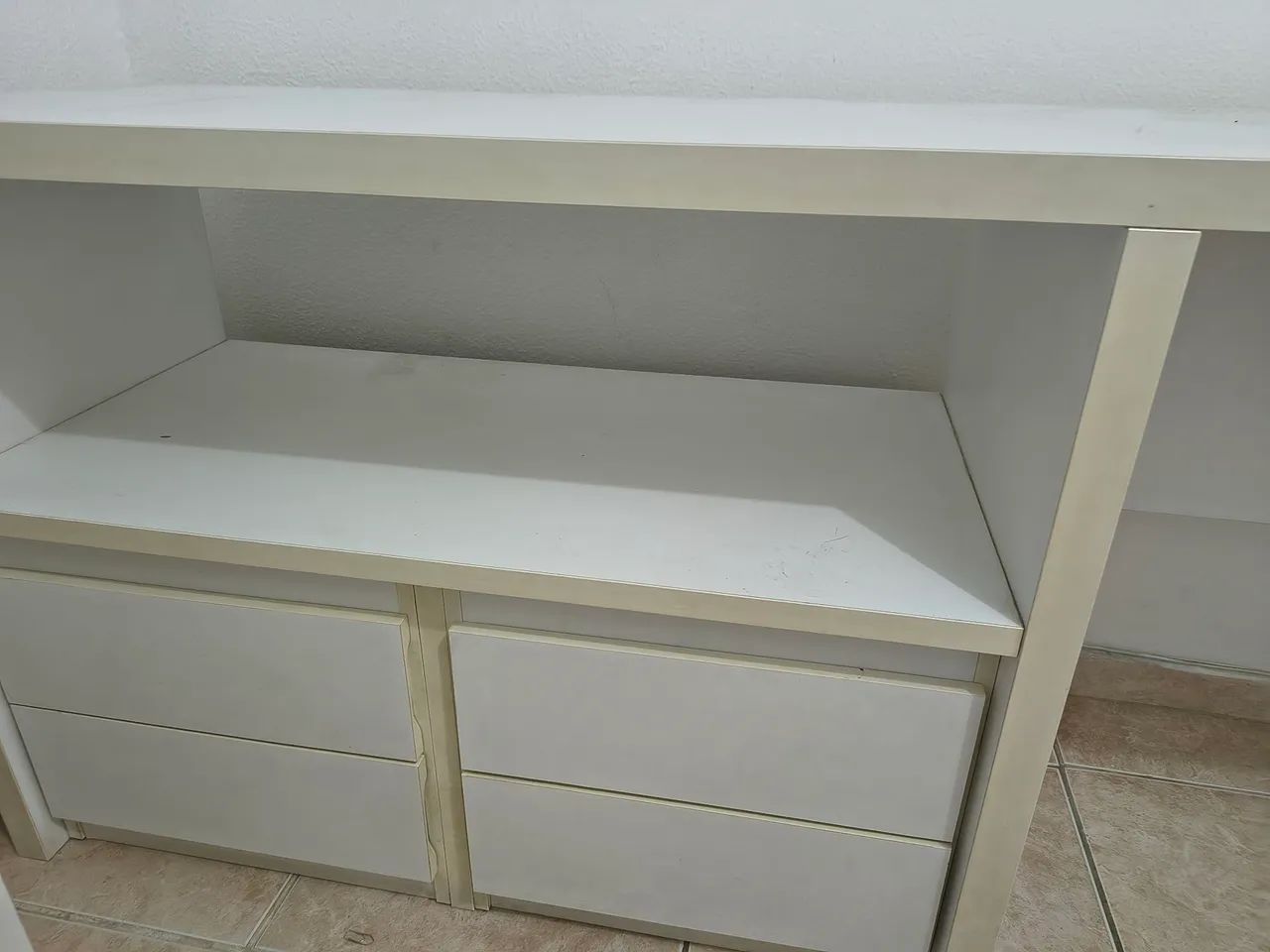 Escrivaninha/Mesa Branca com Gavetas é Prateleira- Funcional e Compacta. - Foto 3