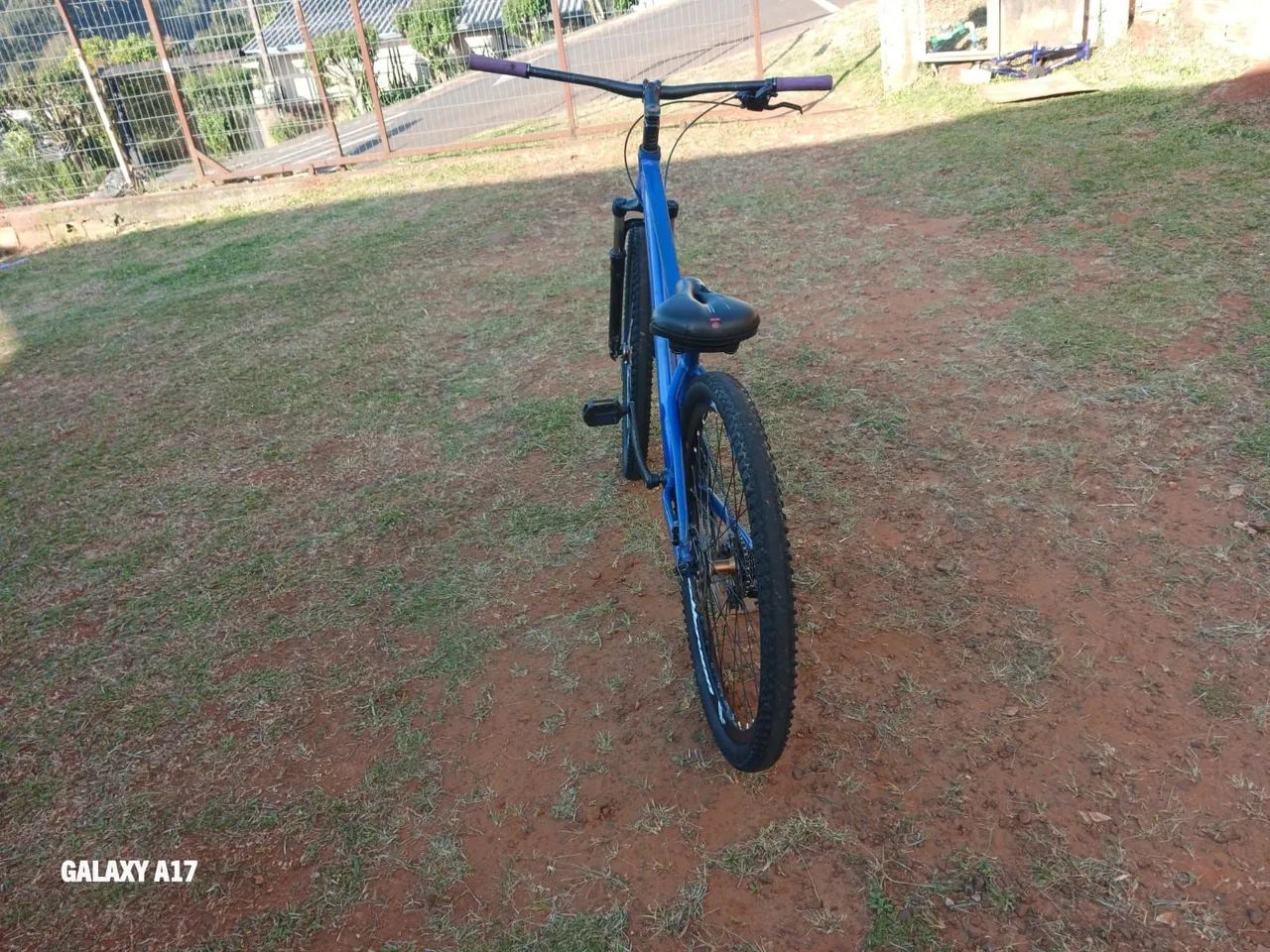 Vendo bicicleta aro 29 falta freio da frente  - Foto 2