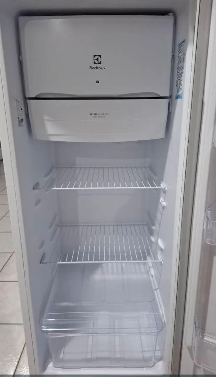 Geladeira Cycle Defrost Electrolux 240 Litros Degelo Prático Branco RE31  - Foto 2