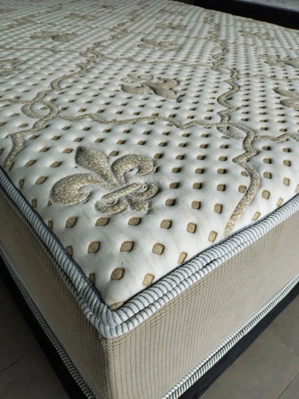 COLCHÃO QUEEN EM MOLAS ENSACADAS COM PILLOW TOP