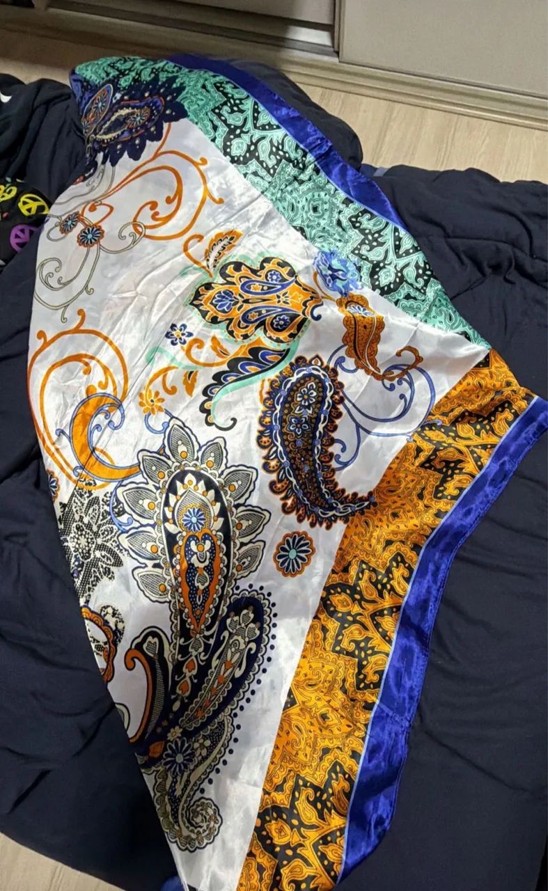 Lenço de cetim estampado nunca usado  - Foto 5