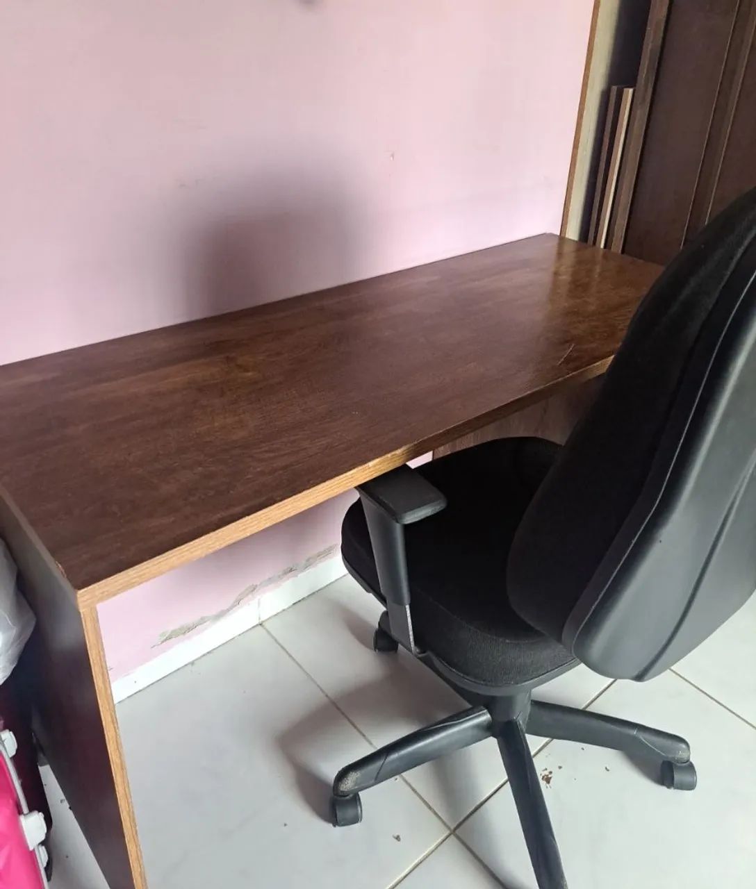 Mesa de escritório e cadeira rotativa
