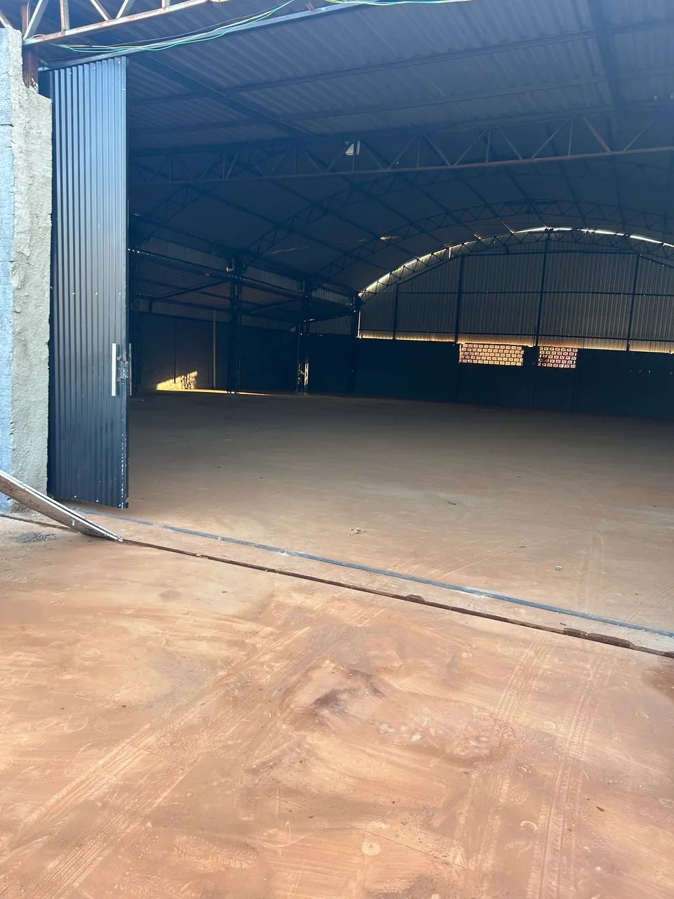 Aluga galpão 100 m br 459 com doca 