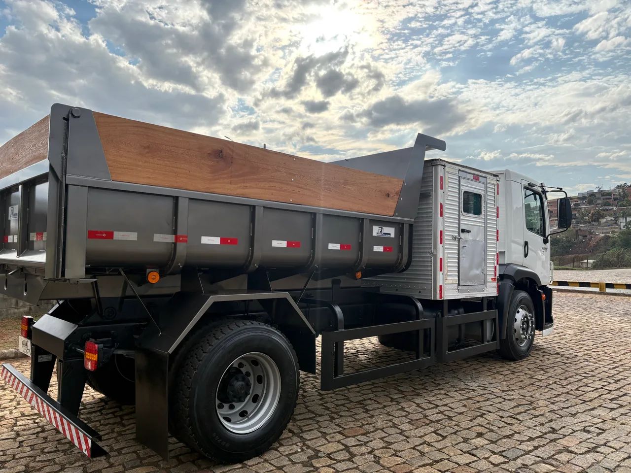 15-190 com cabine suplementar e caçamba  - Foto 4