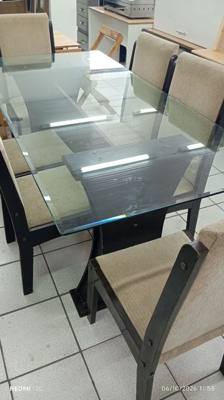 Vendo mesa de vidro com 6 cadeiras estofadas  - Foto 4