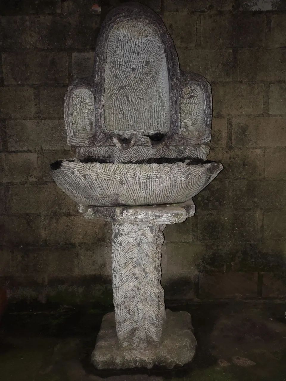 Gruta com queda de água 