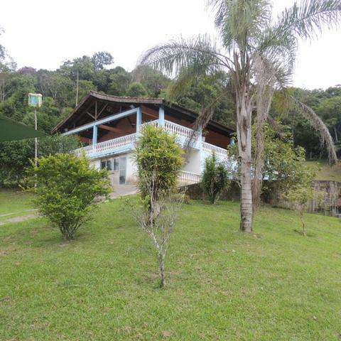 Chacara com piscina e lago