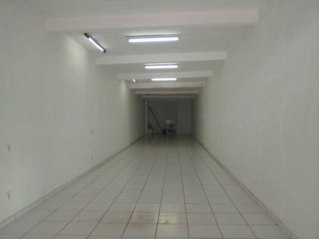 Aluga-se loja com 140 m² por R$ 6000,00 no Centro de- Macaé - RJ