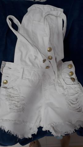 Jardineira branca jeans