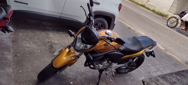 CB 300 EMPLACADA ATÉ 2022