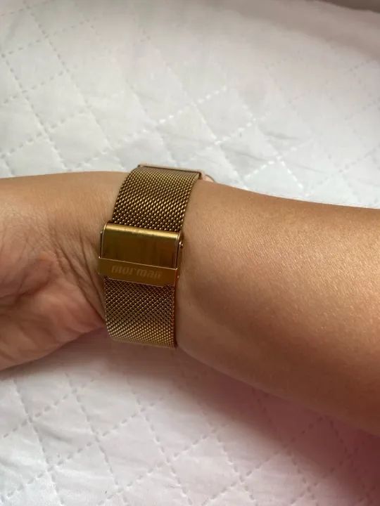 Smartwatch dourado com pulseira de metal - Foto 4