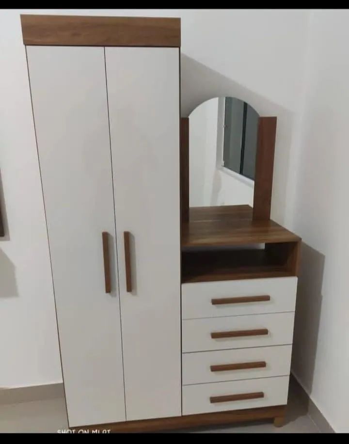 Vendo Guarda roupa e cômoda com espelho 