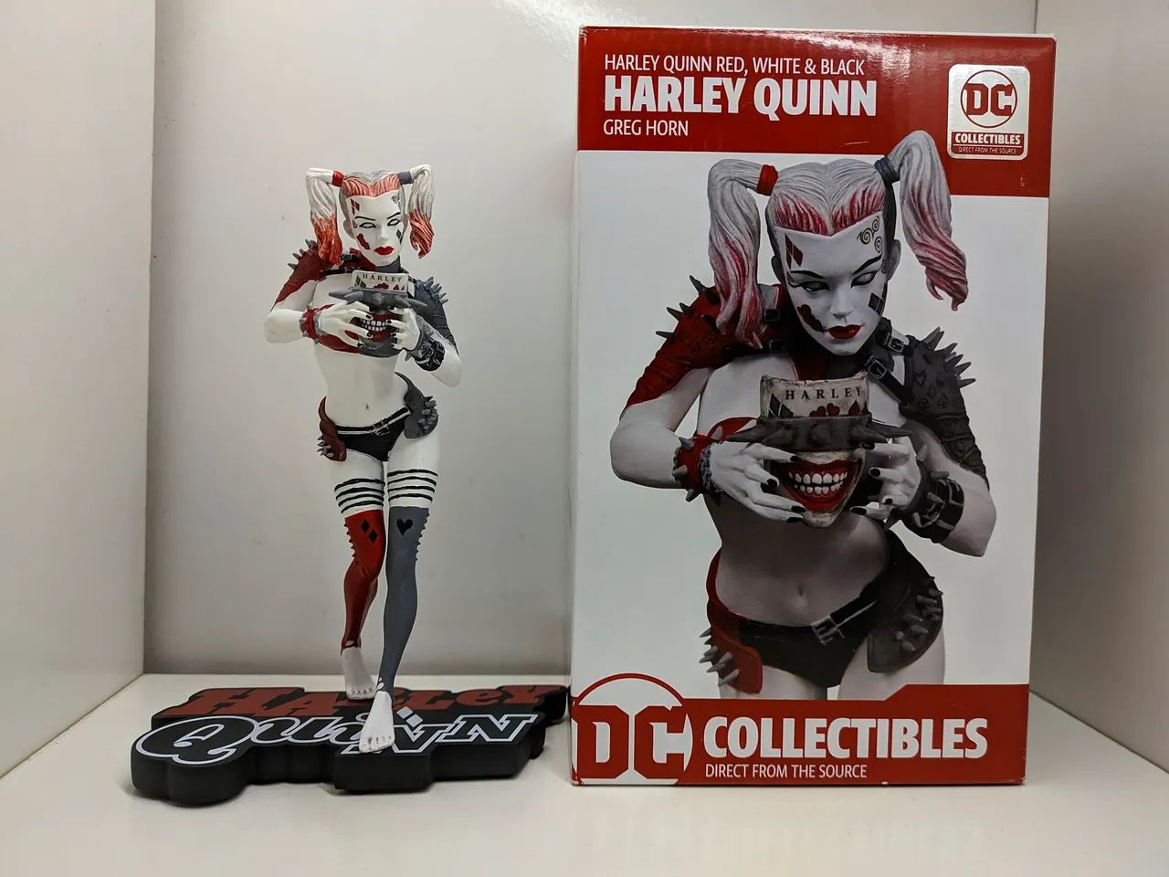 Estátua DC COLLECTIBLES HARLEY QUINN RED, WHITE & BLACK GREG HORN