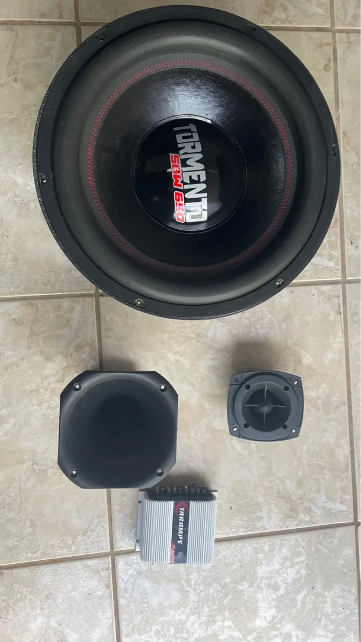 Subwoofer e equipamentos de som automotivo