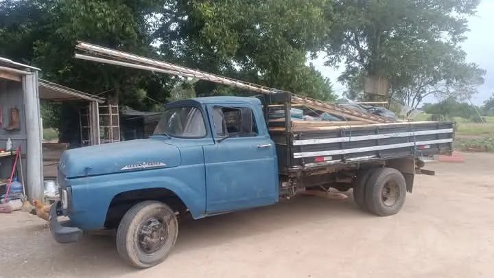 Caminhão Ford F-600 - Caçamba - Diesel