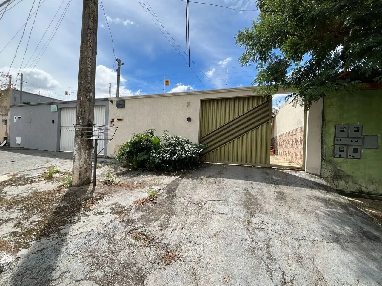 vende-se e aluga-se, casa com 3 quartos 1 suíte, 1 banheiro social, cozinha com armários,
