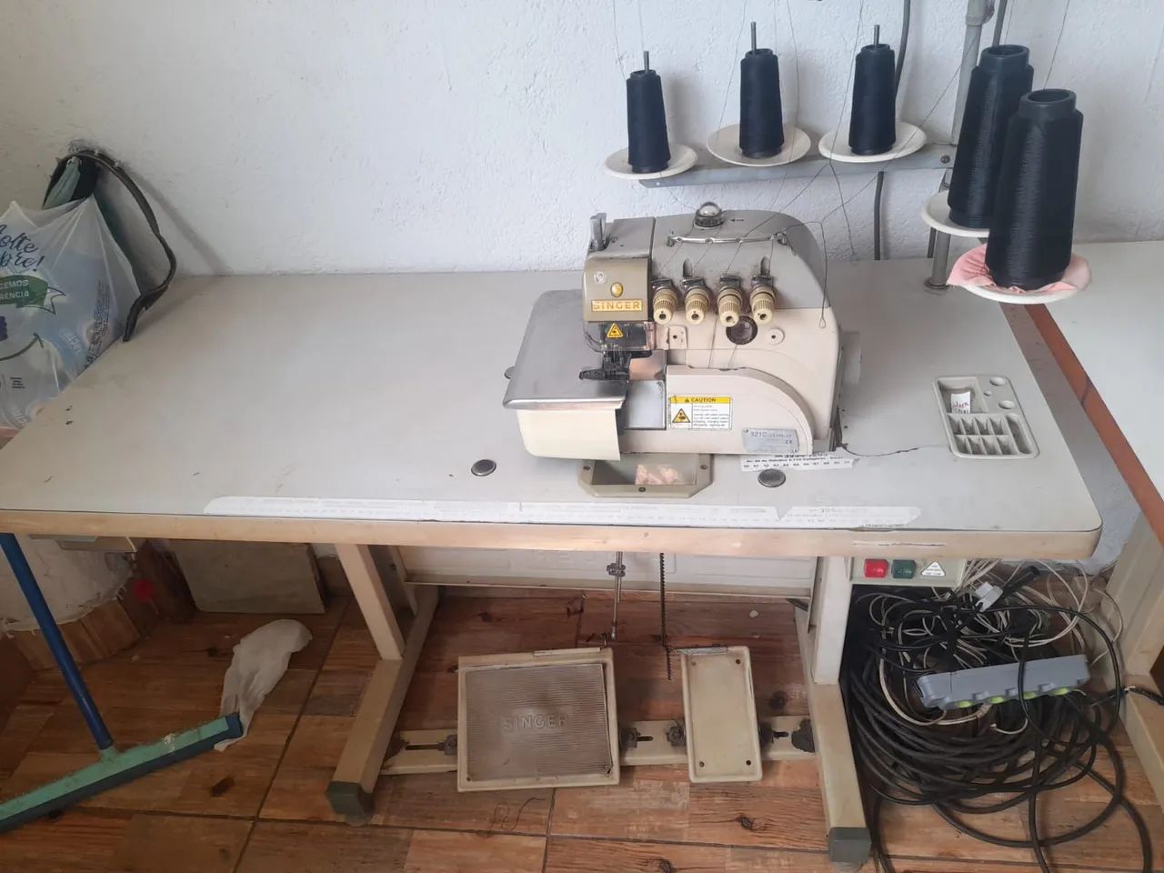 Máquina Interloq marca Singer 