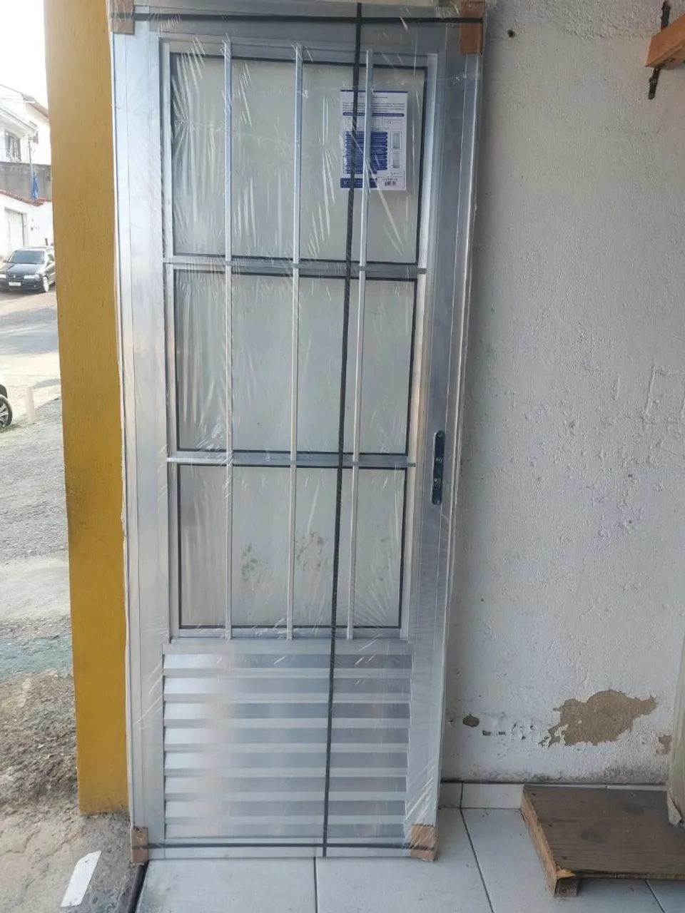 Porta social de alumínio 3 vidros completa R$ 535,00