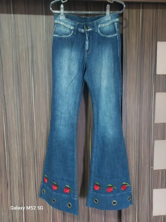 Calça Jeans Flare Com Flores Bordadas