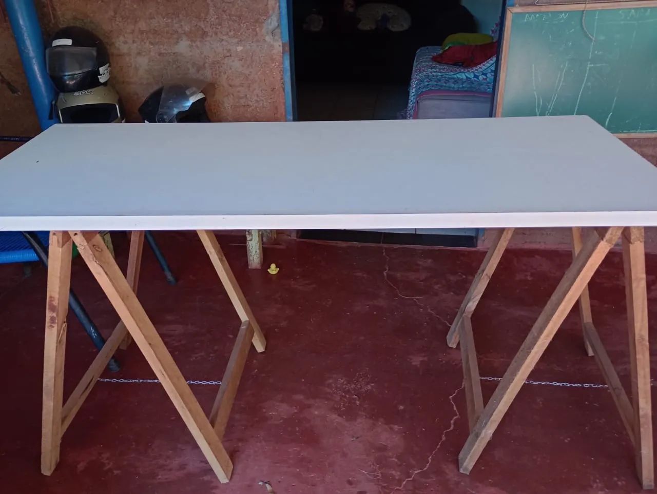 Mesa de madeira branca c