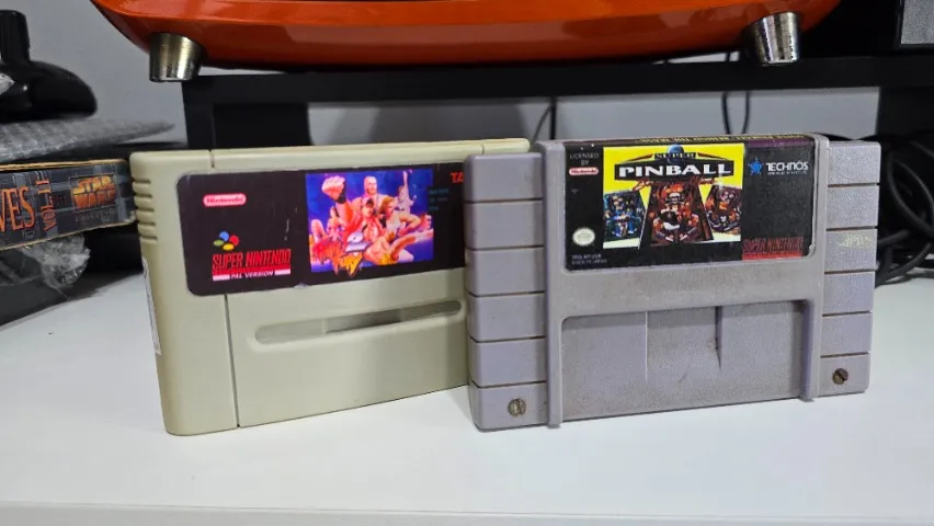 Dois jogos Super Nintendo Fatal Fury 2 e Super Pinball Behind the Mask paralelos SNES