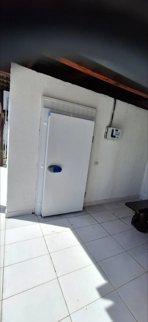 Depósito com câmara fria