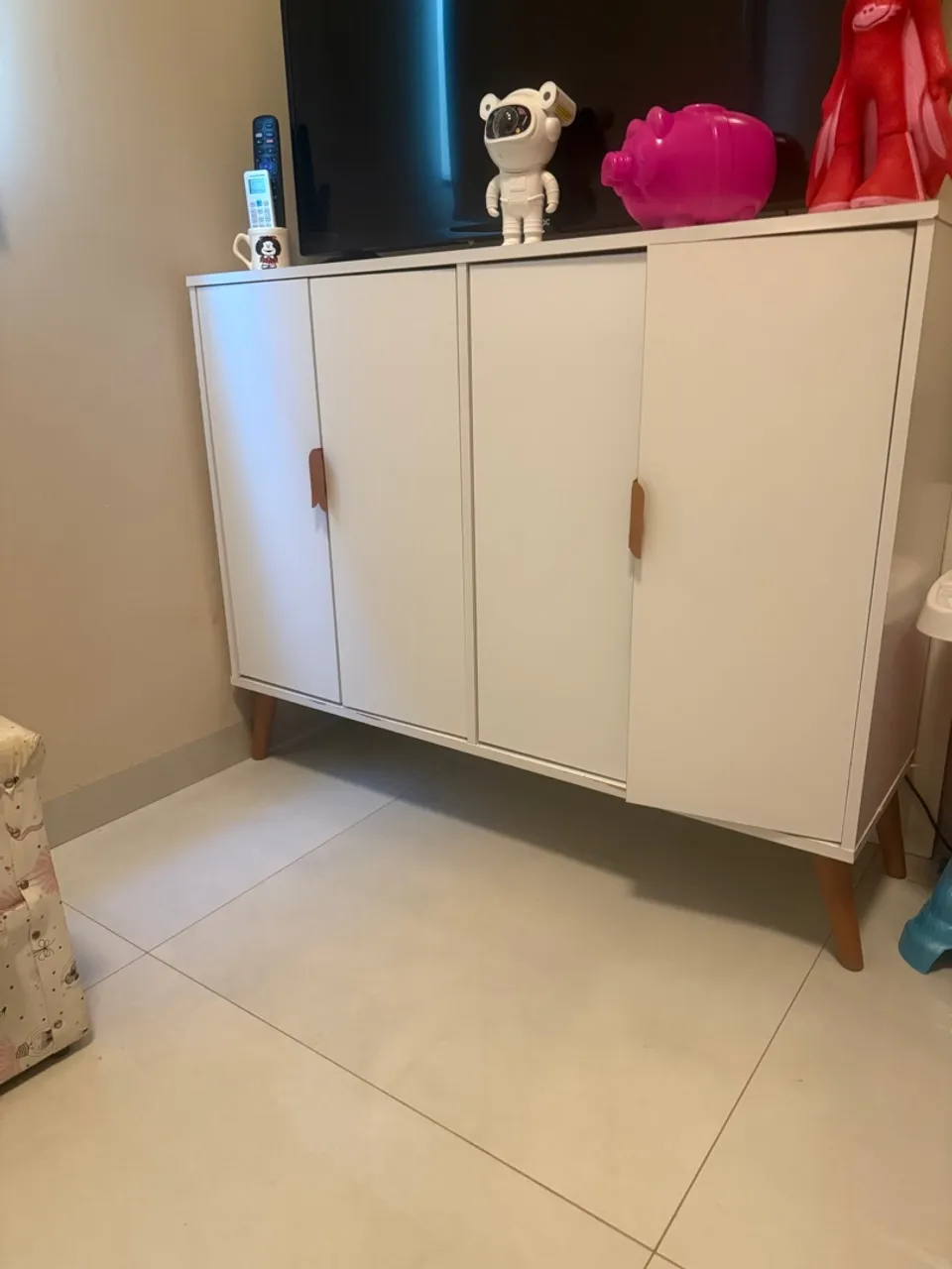 Armário branco com design moderno