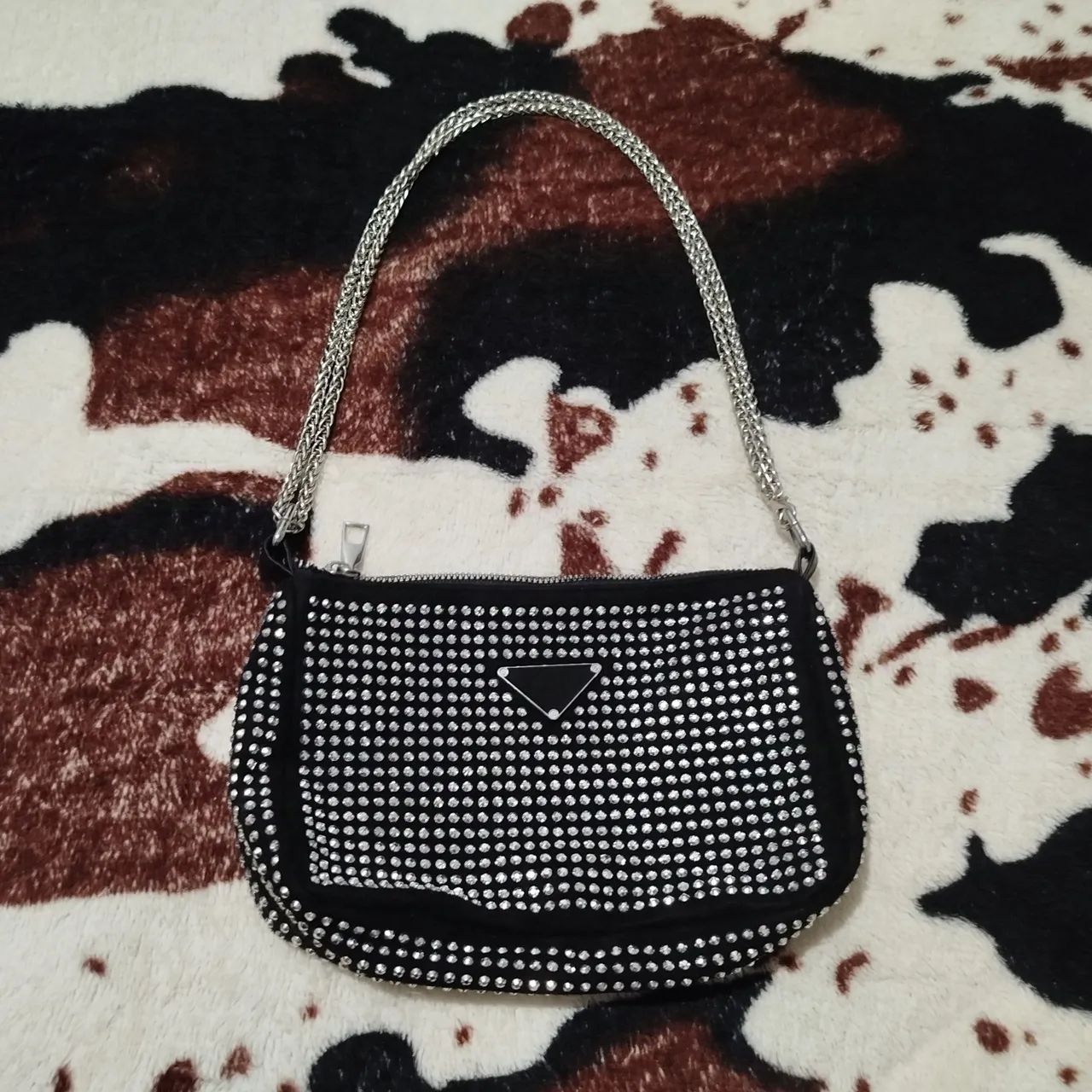 Bolsa com strass e alça de corrente