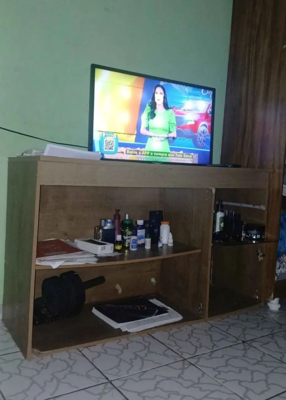 Vender tv smart 32 polegadas, e 2 anos de uso marca phillips tem uma lista na horizontal.  - Foto 3