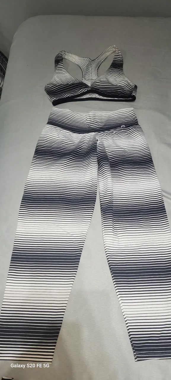 Leve 2 Conjunto de academia marca adithiva. 