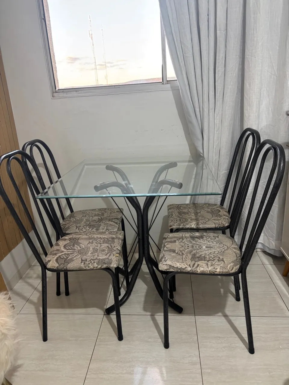 Mesa de jantar com 4 cadeiras