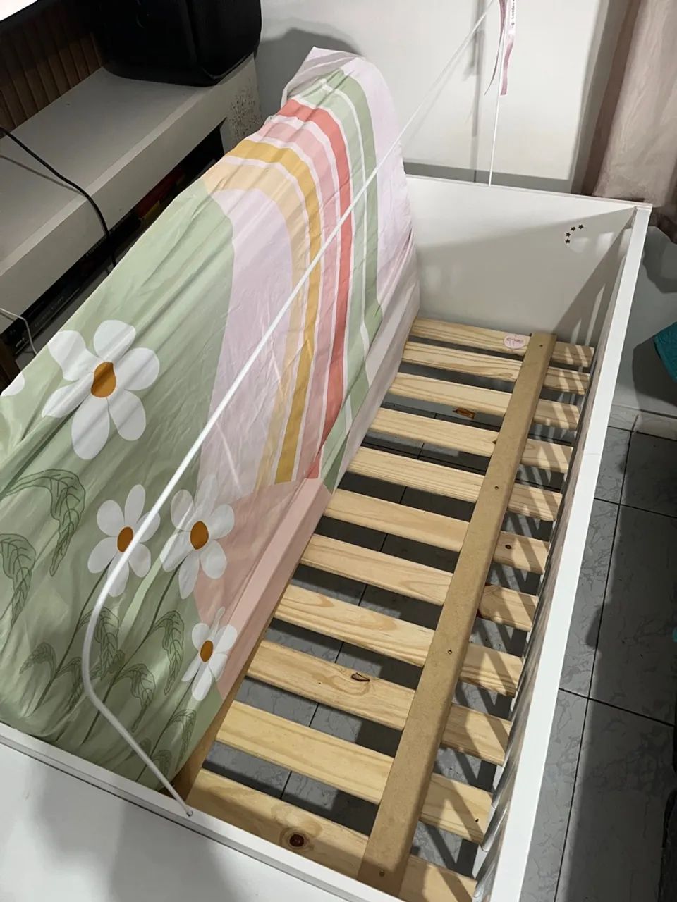 Berço Branco  anexo cômoda 2 gavetas. Acompanha colchão e suporte para mosquiteiro. - Foto 2