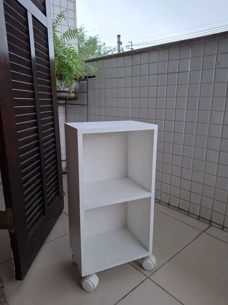 Pequena estante branca com rodinhas