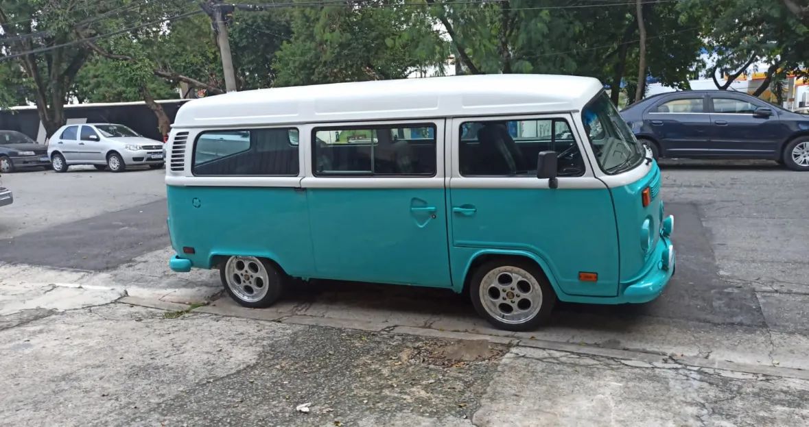 Kombi 1999 com ar condicionado 
