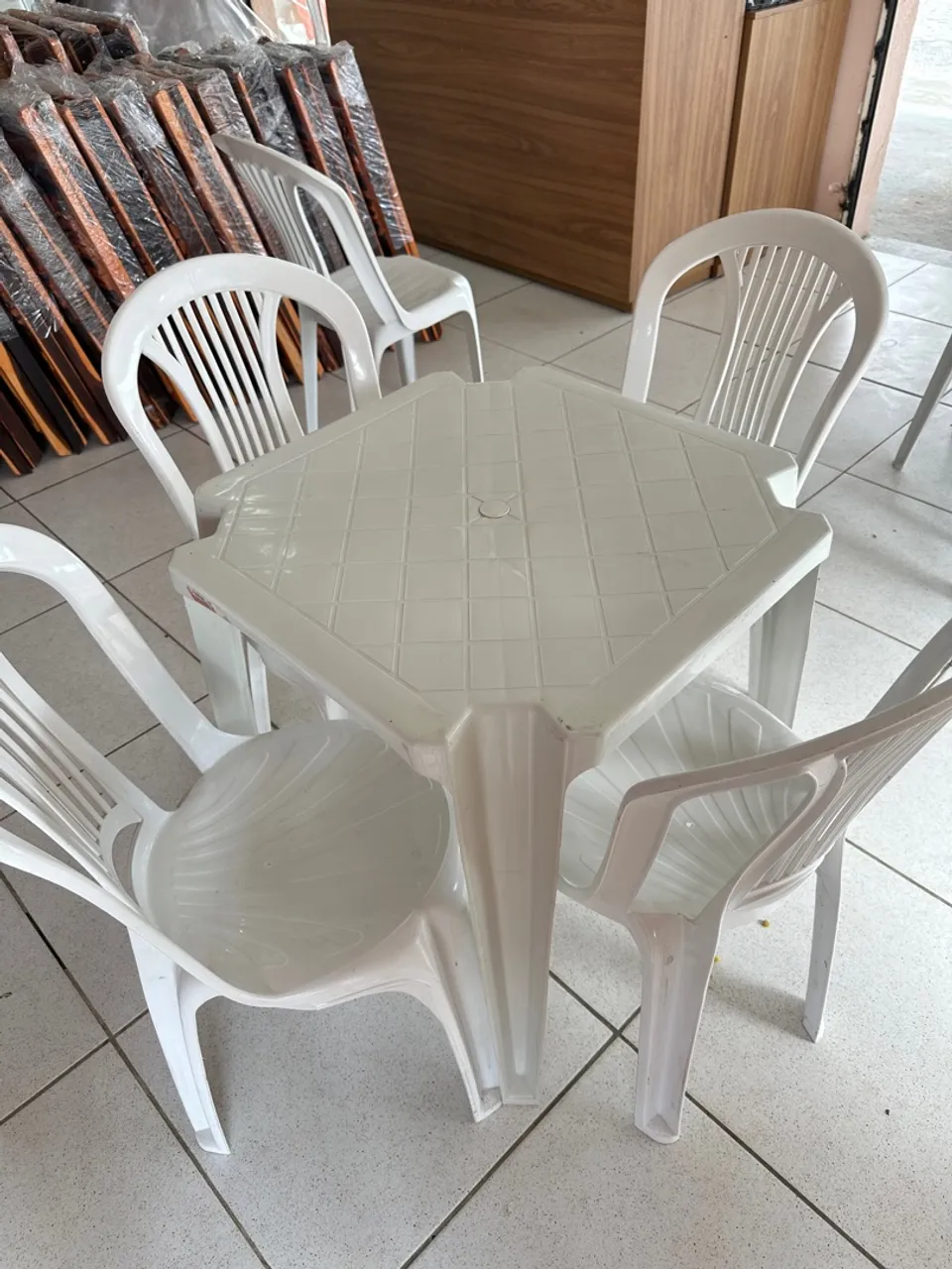 Jogo de mesa com 4 cadeiras