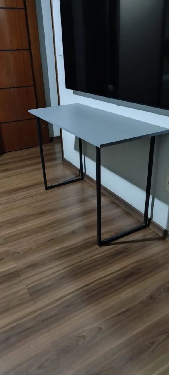 Mesa de trabalho/estudos.64302124933890124