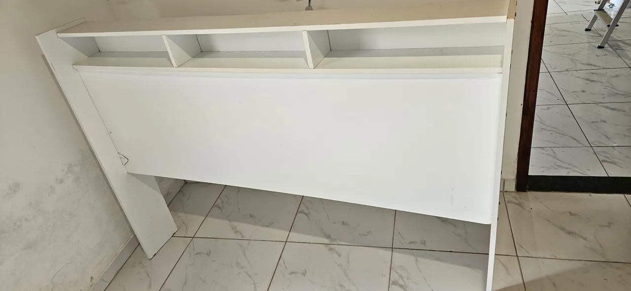 Cabeceira de Cama Queen Branca com Prateleiras