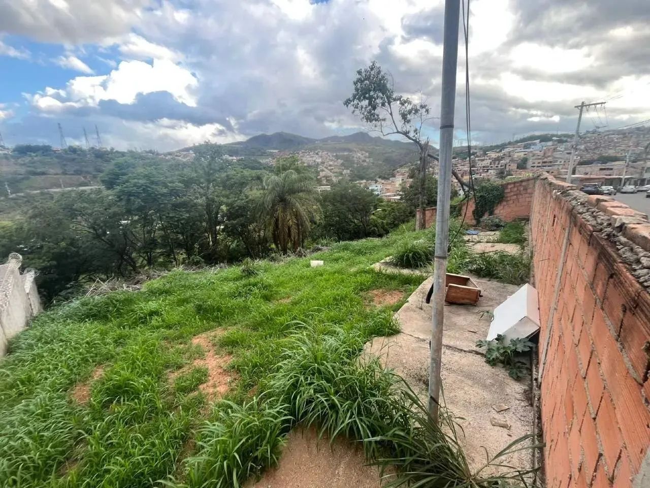 Lote de esquina com aproximadamente 1.221 0 m² com leve declive. - Foto 3