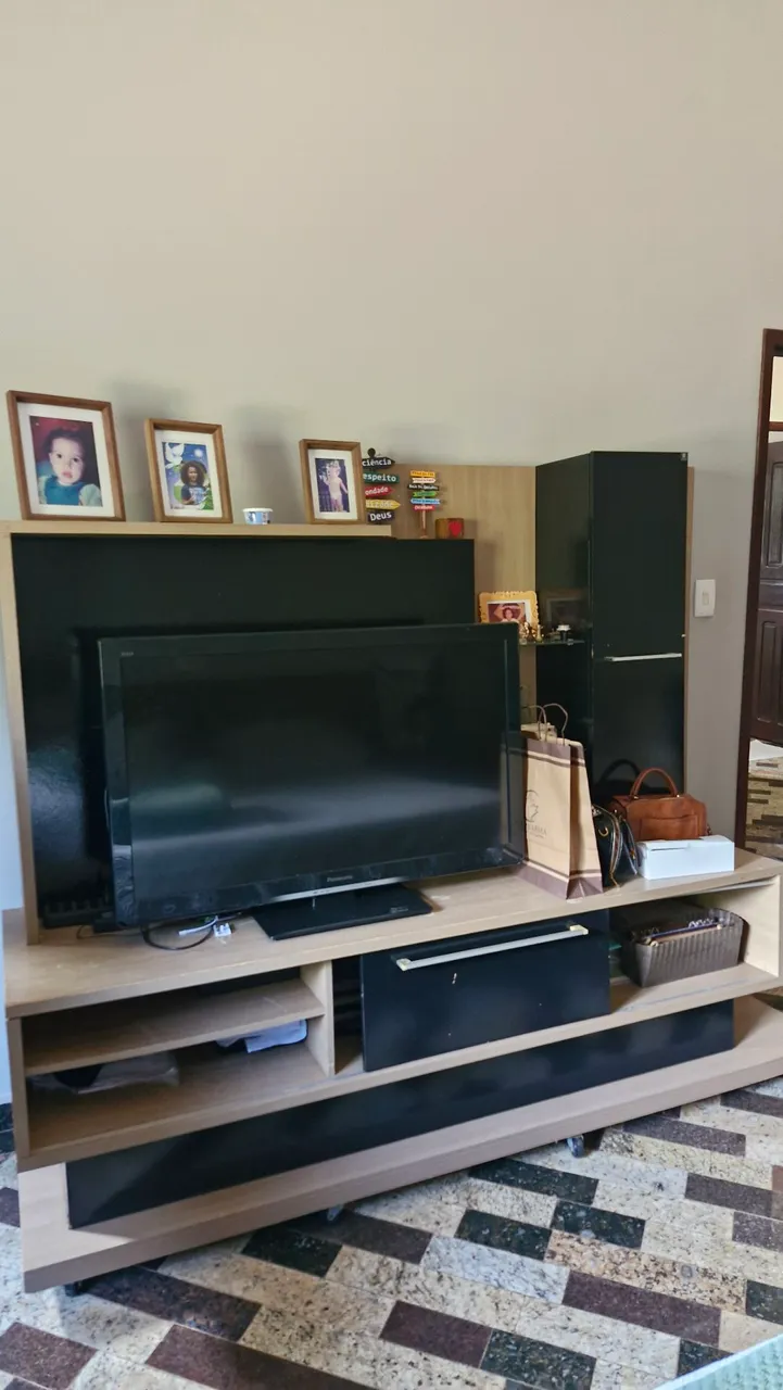 Rack para TV com design moderno e funcional (usado com avarias - vai com as rodinhas)