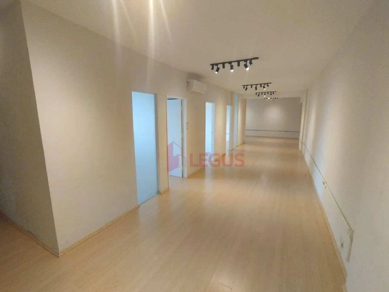 Conjunto comercial em pinheiros com 1 vaga de garagem.