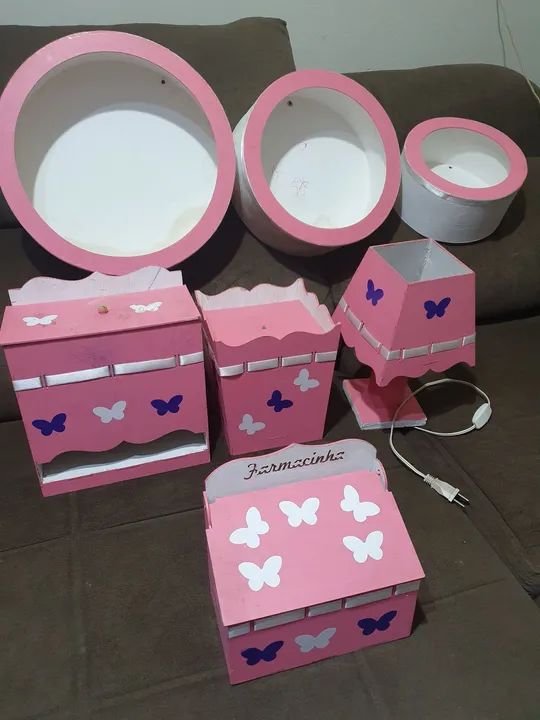 Nichos e kit higiene abajur tudo ok as outras  precisam de reparos mais nada quebrado 