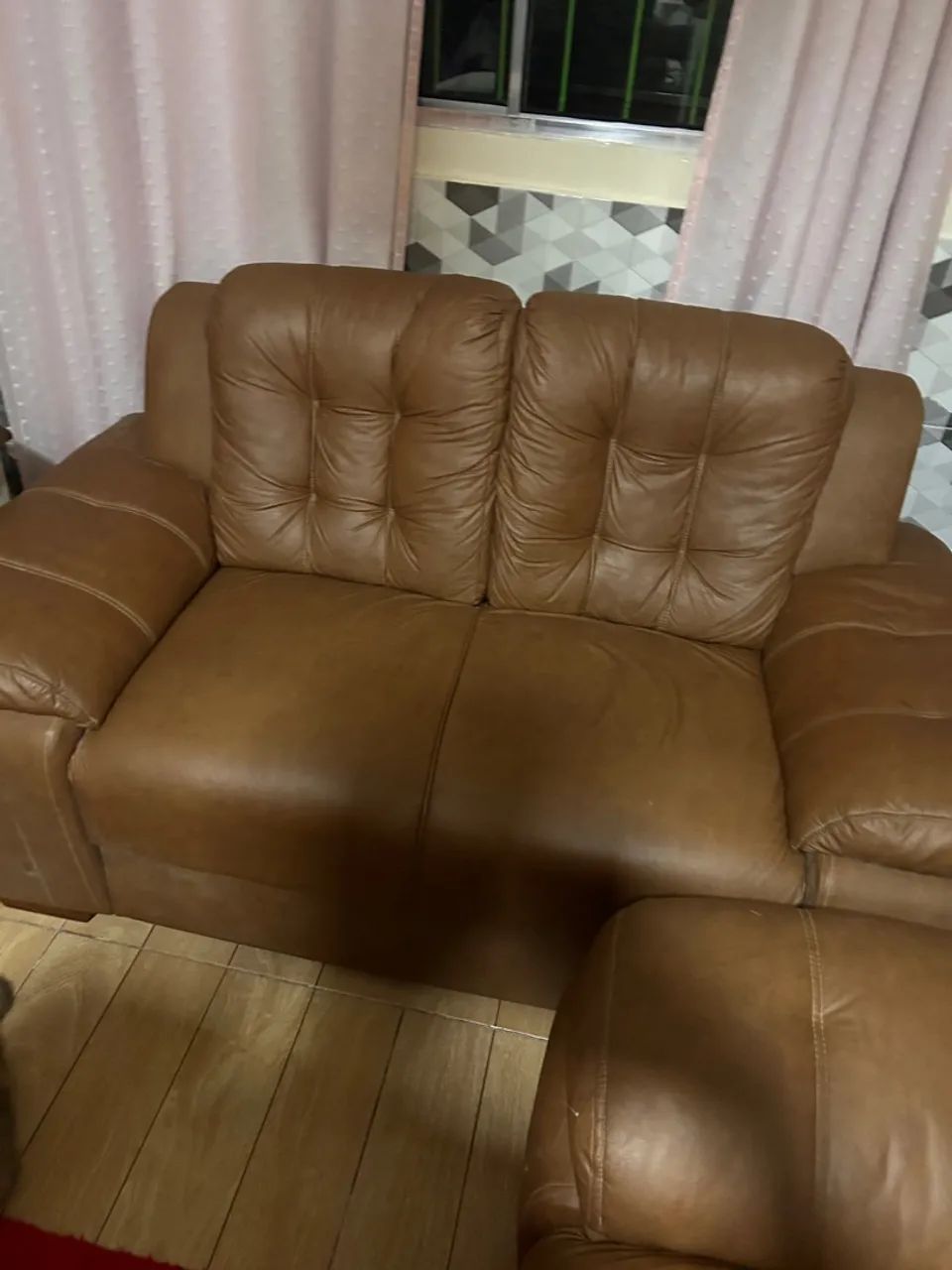 Sofá de Couro Marrom com Detalhes64385783278467122