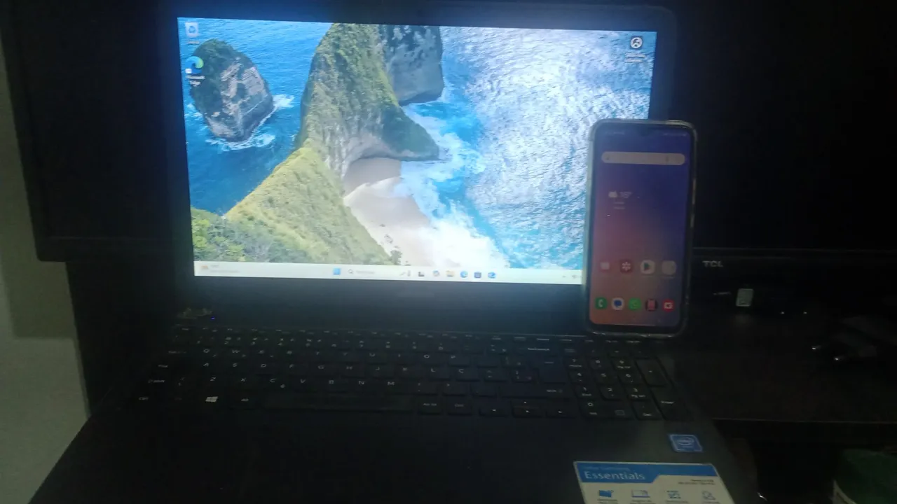 Vende se um celular da Samsung A54 e um notebook da Samsung