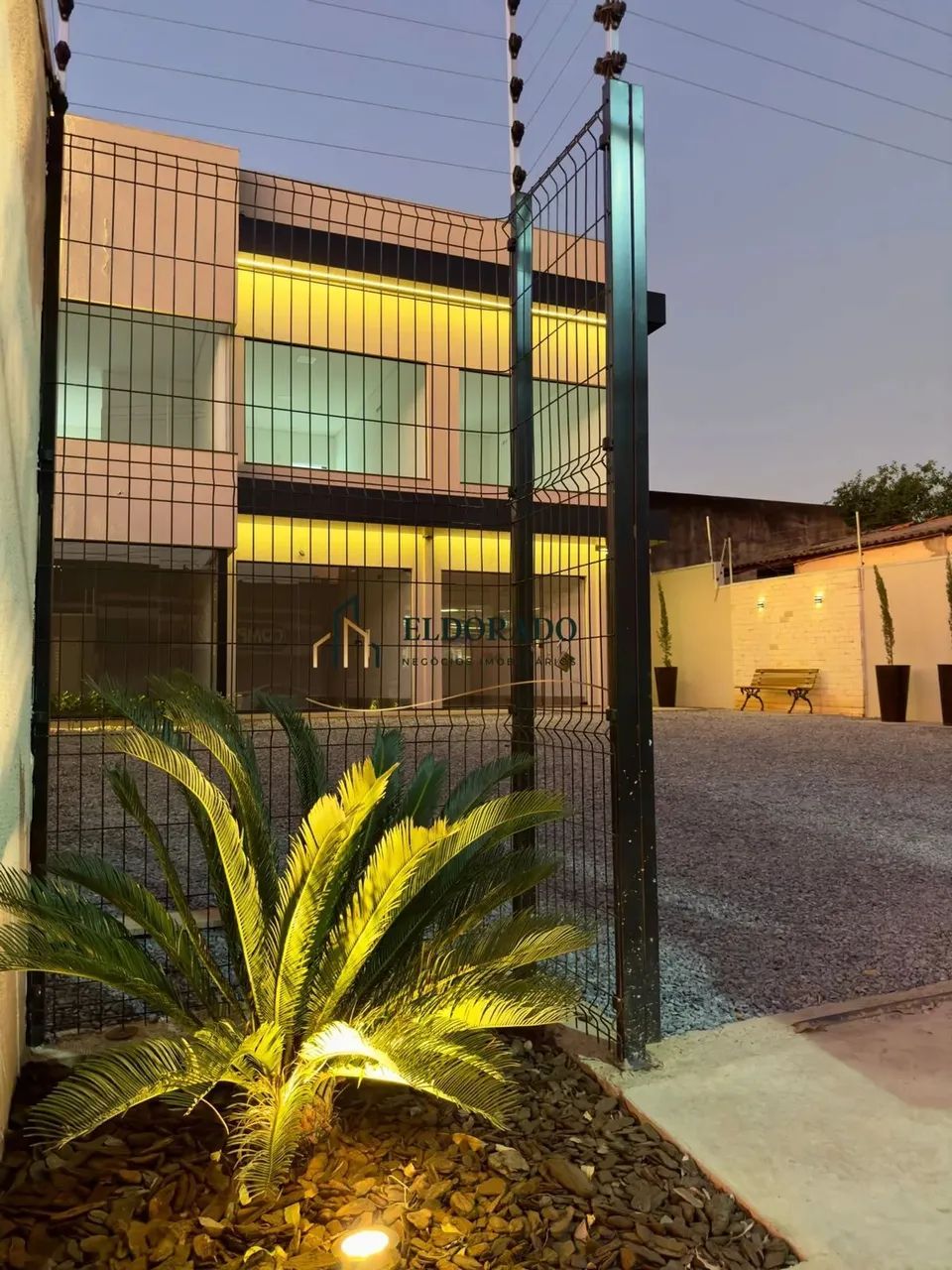 Aluga-se Prédio Comercial no CPA 1 - 6 salas com banheiro individual - Localização privile