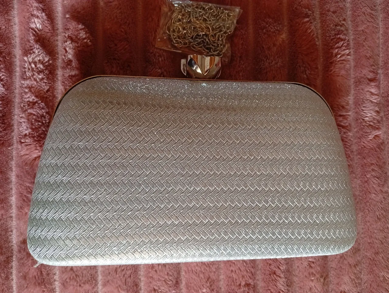 Clutch Feminina Prata com Alça de Corrente.