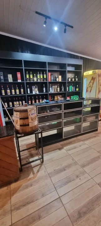 Painel expositor de bebidas mais balcão 