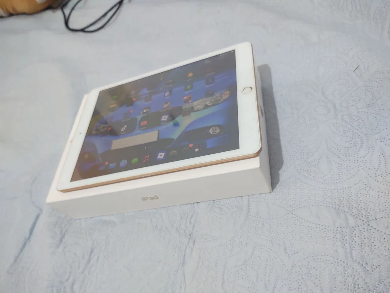 iPad 8 geração 128 GB. Na cor rose vai com a caixa