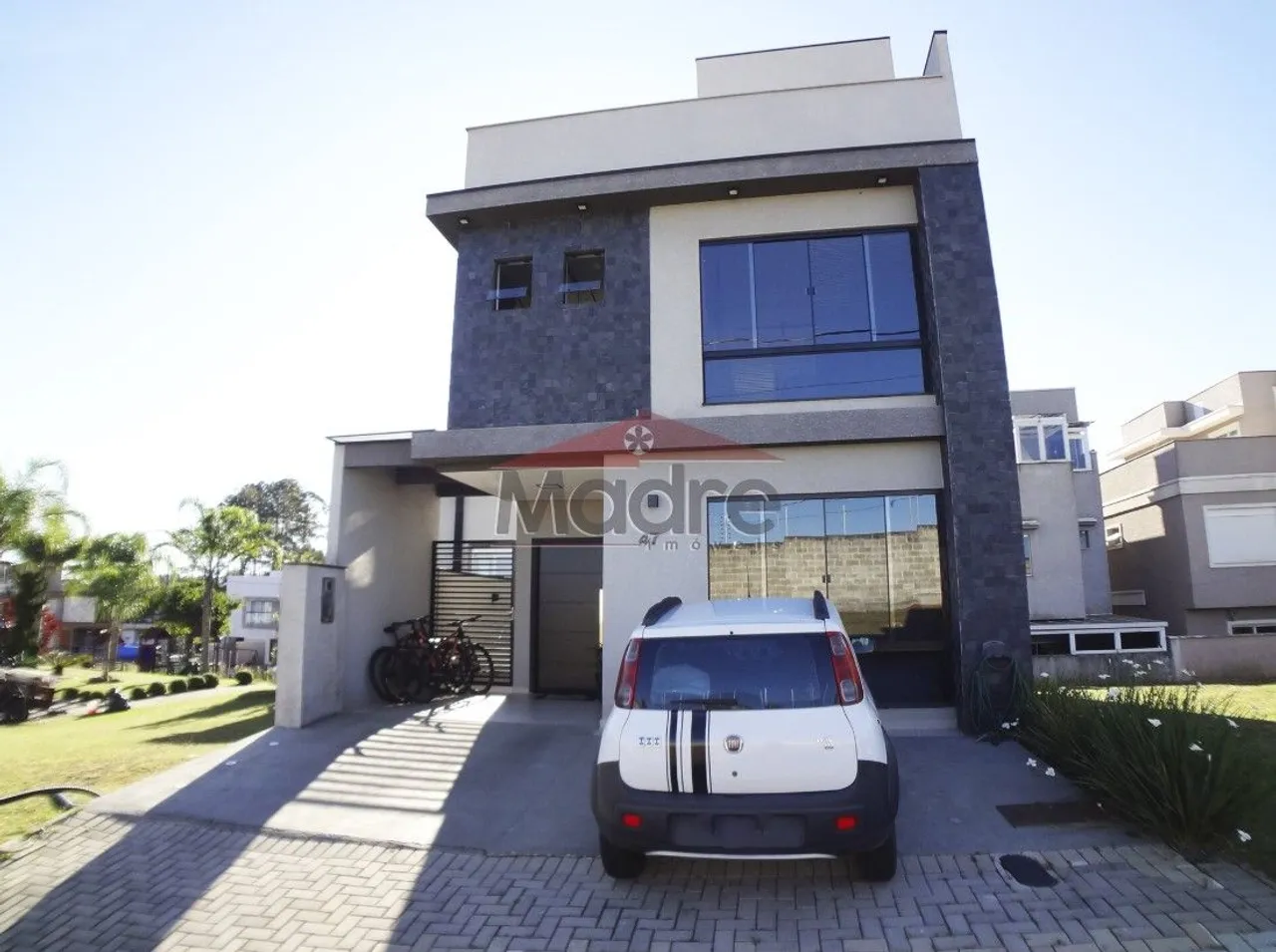 Sobrado Triplex NÃO GEMINADO Alto Padrão no Umbará