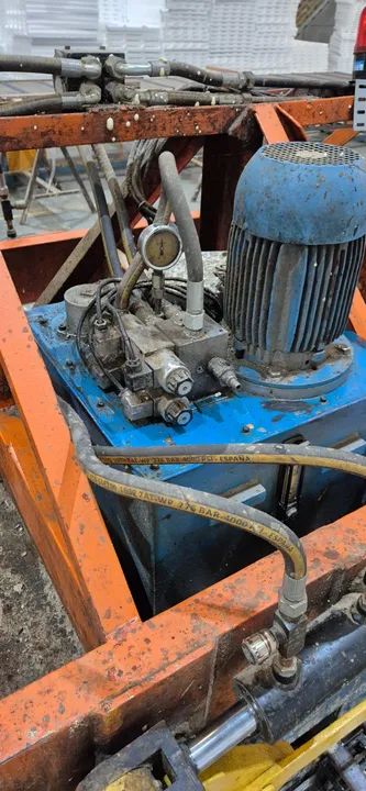 Injetora de PU e PIR + Prensa de 12 metros + Moldes para telhas e painéis. - Foto 6