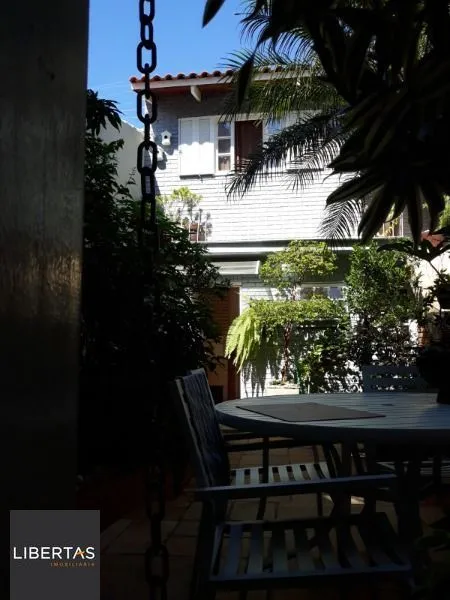 Sobrado em Porto Alegre, no bairro Hípica, com 3 dormitório(s), e 3 banheiros, à venda.